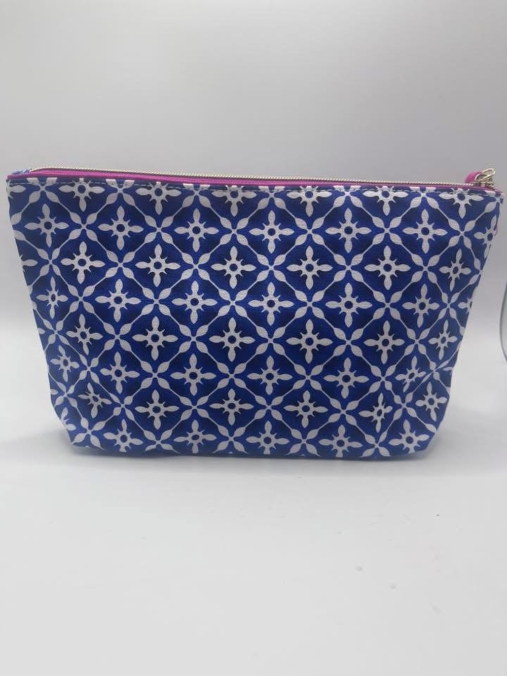 Clinique Blue and White Geometric Cosmetic Bag with Pink Zipper NWOT